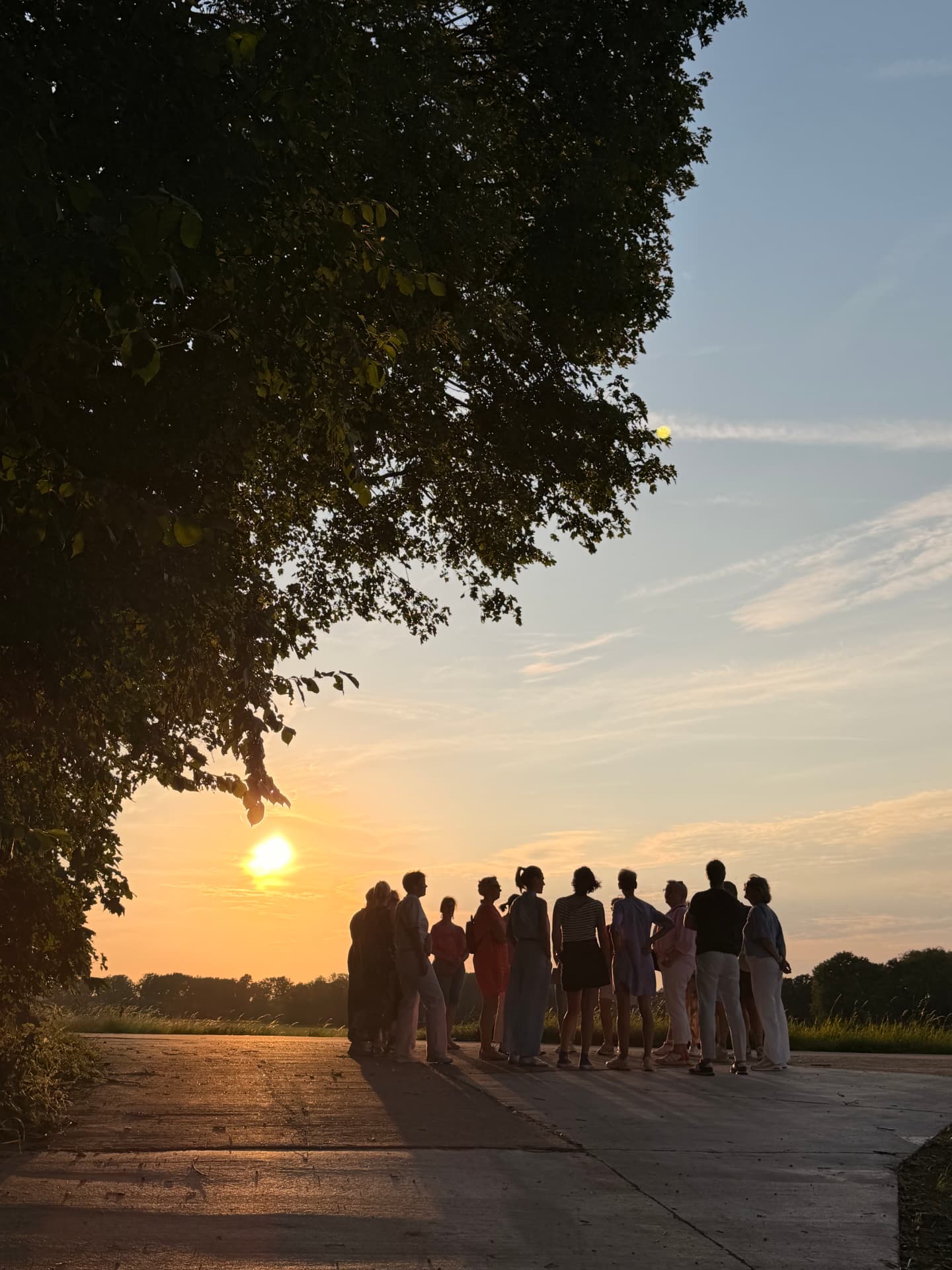 Vrouwen samen buiten tijdens een Mona Vida-ervaring
